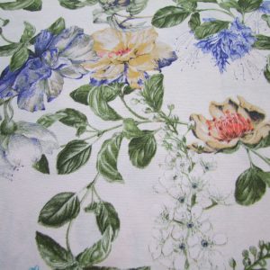 Fehér alapon virágok levelekkel