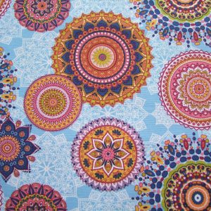 Világos kék alapon színes mandala