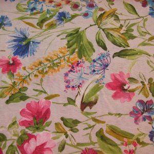 Drapp alapon virágok kék búzavirággal