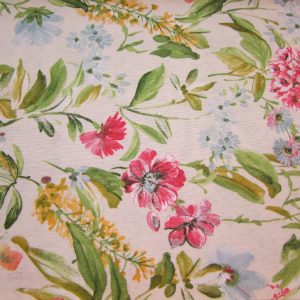 Drapp alapon virágok rózsaszín búzavirággal