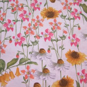 Kúpvirág és harangláb fehér alapon