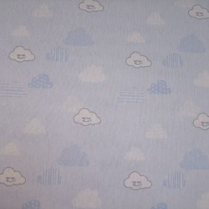 Felhők halvány kék alapon