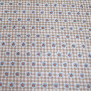 Virágok drapp kockákon