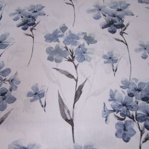 Kék nagy virágok fehér alapon