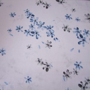 Kék virágok elszórtan fehér alapon