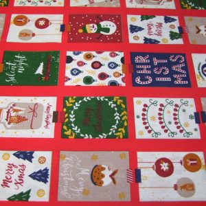 Karácsonyi motívumok ablakokban