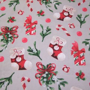 Karácsonyi zoknik és fagyöngy halvány szürke alapon