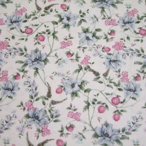 Kék-rózsaszín (mályva) virágok fehér alapon (puplin)