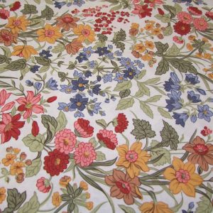 Színes virágok fehér alapon