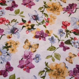 Színes virágok és pillangók fehér alapon