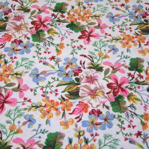 Színes, sűrű virágminta fehér alapon